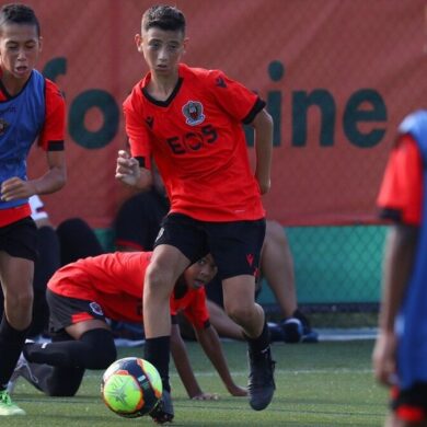 De jeunes footballeurs s’entraînent sur une pelouse, archive illustrative.