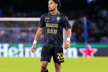 Anthony Oyono évoluant sur la pelouse en tenue de son club italien
