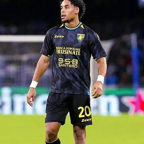 Anthony Oyono évoluant sur la pelouse en tenue de son club italien