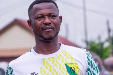 Kwasi Adu, directeur général de Bibiani Gold Stars, portant un maillot du club