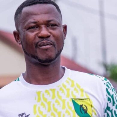 Kwasi Adu, directeur général de Bibiani Gold Stars, portant un maillot du club