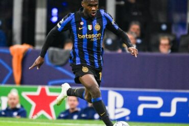 Ange-Yoan Bonny en action avec l’Inter Milan en match européen