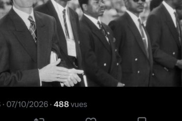Jean Manga Onguéné avec une délégation camerounaise dans une photographie d’archive