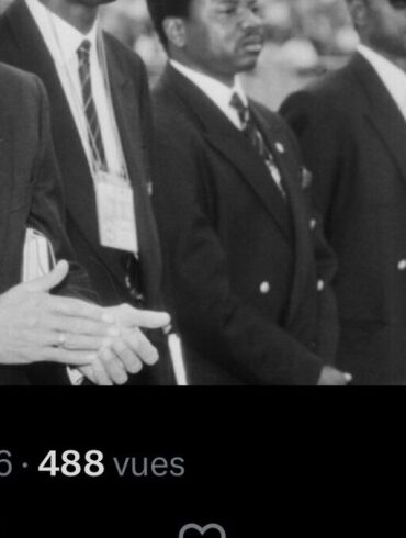 Jean Manga Onguéné avec une délégation camerounaise dans une photographie d’archive