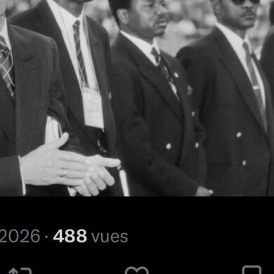 Jean Manga Onguéné avec une délégation camerounaise dans une photographie d’archive