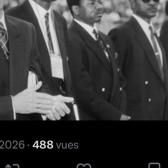Jean Manga Onguéné avec une délégation camerounaise dans une photographie d’archive