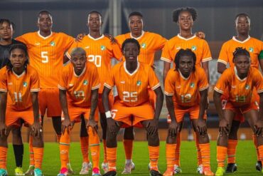 Sélection féminine de Côte d’Ivoire posant en équipe avant un match international