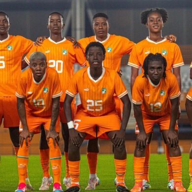 Sélection féminine de Côte d’Ivoire posant en équipe avant un match international