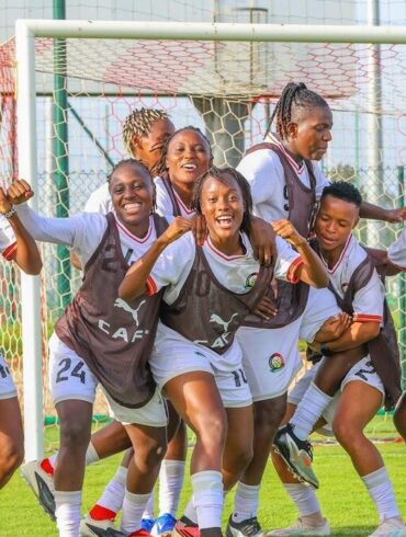 Les Harambee Starlets du Kenya réunies sur un terrain d’entraînement