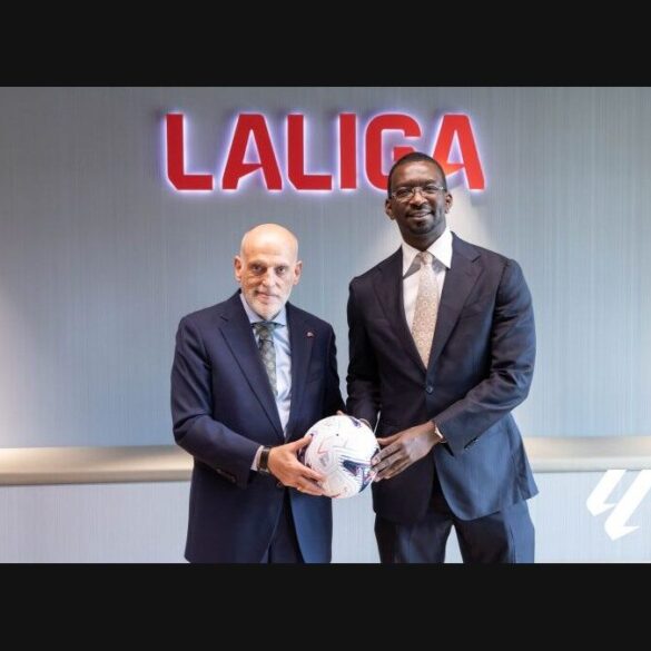 Le ministre tchadien Naïr Abakar et des responsables de LaLiga lors de la formalisation du partenariat