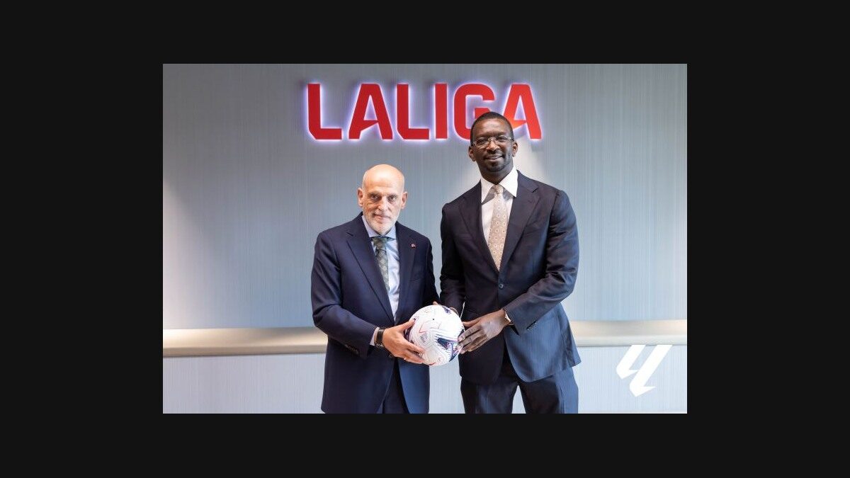 Le ministre tchadien Naïr Abakar et des responsables de LaLiga lors de la formalisation du partenariat
