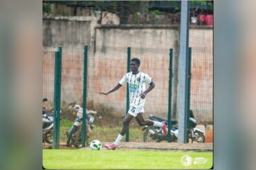 Joueur du Mouna FC en action lors d’un match de football, photographie d’archive