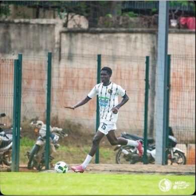 Joueur du Mouna FC en action lors d’un match de football, photographie d’archive