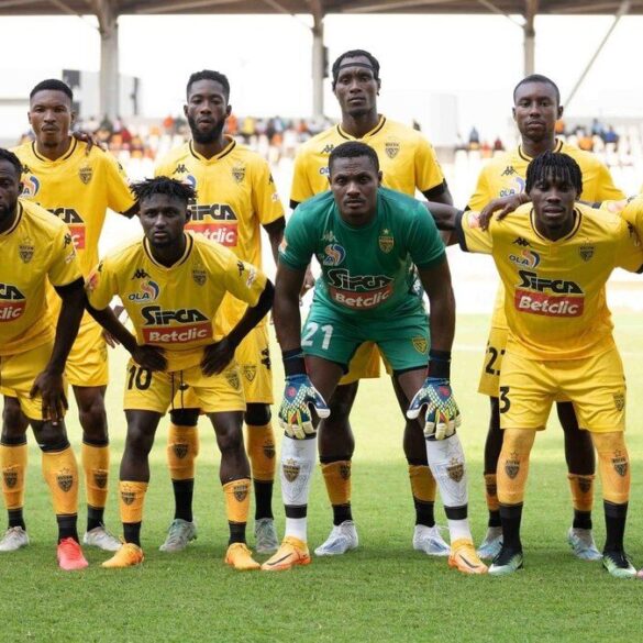 Joueurs de l’ASEC Mimosas de Côte d’Ivoire rassemblés avant la rencontre