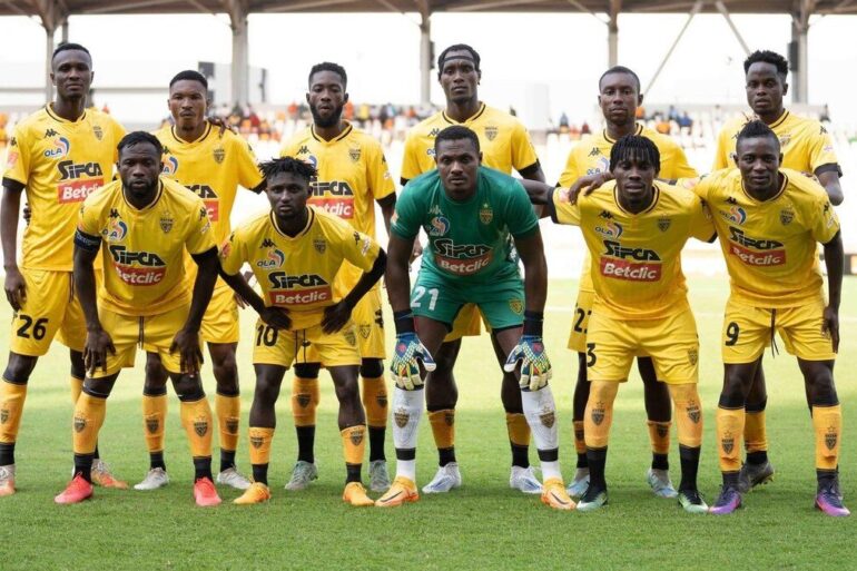 Joueurs de l’ASEC Mimosas de Côte d’Ivoire rassemblés avant la rencontre