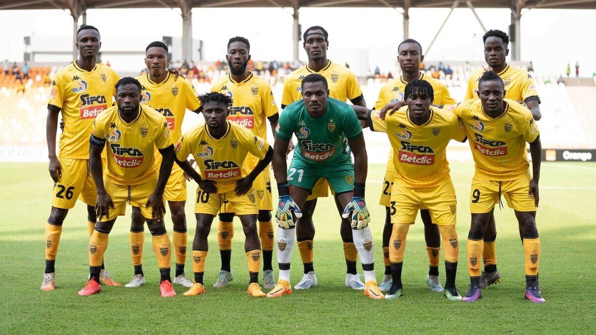 Joueurs de l’ASEC Mimosas de Côte d’Ivoire rassemblés avant la rencontre