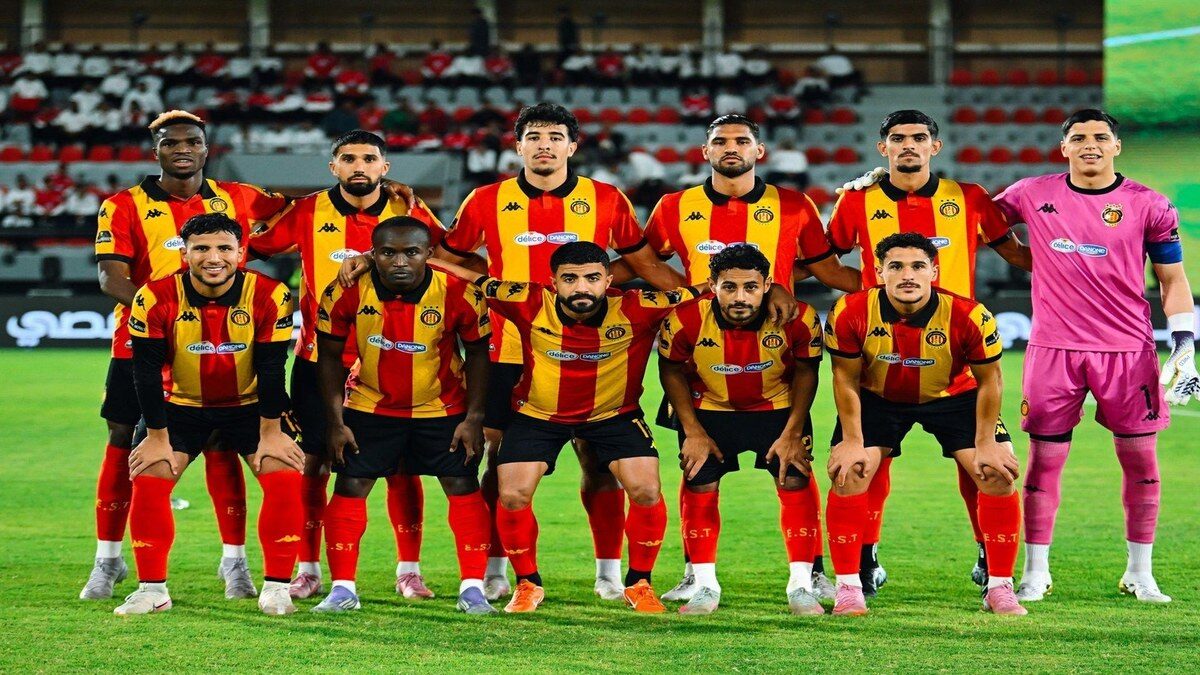 Équipe de l’Espérance sportive de Tunis regroupée avant un match