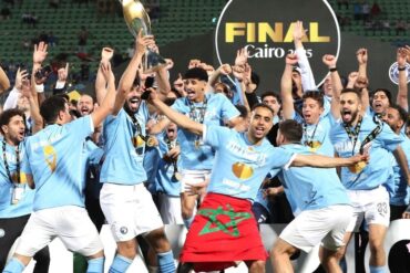 Joueurs de Pyramids FC célèbrent un succès continental sur une estrade