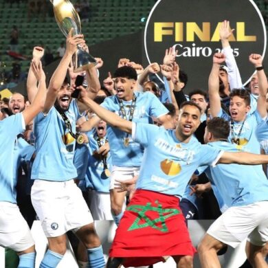 Joueurs de Pyramids FC célèbrent un succès continental sur une estrade