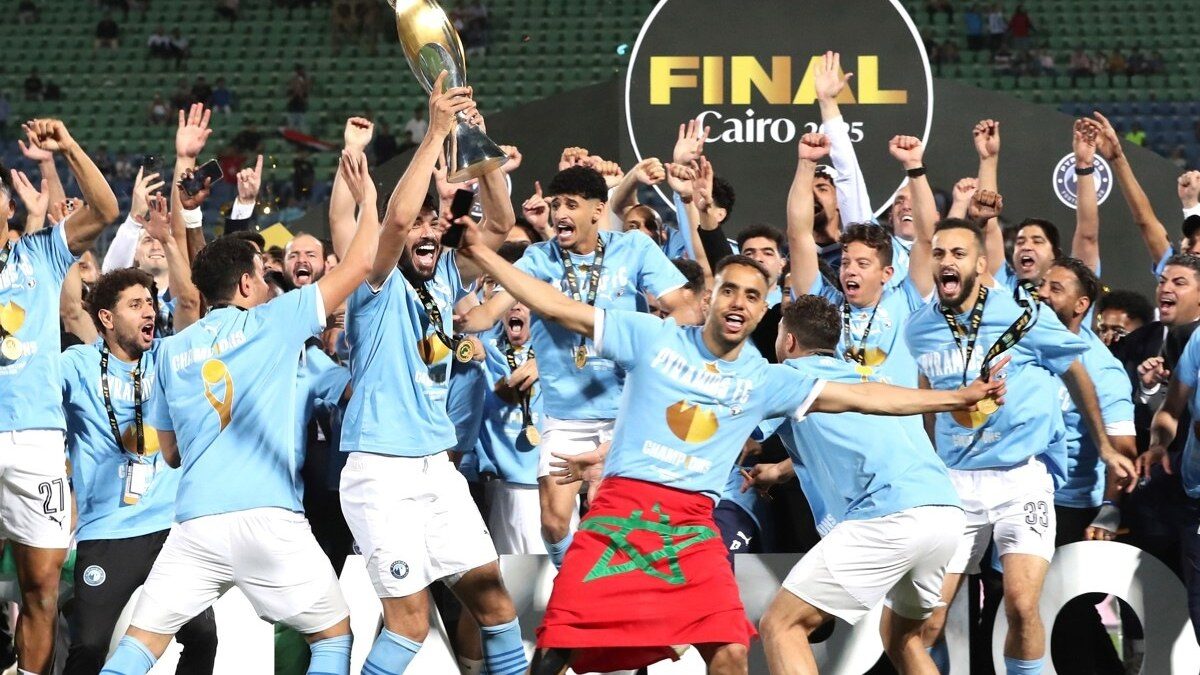 Joueurs de Pyramids FC célèbrent un succès continental sur une estrade