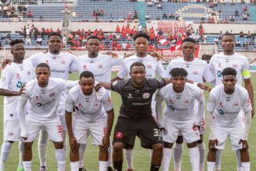 Joueurs des Rangers International d’Enugu alignés avant une rencontre