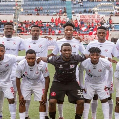 Joueurs des Rangers International d’Enugu alignés avant une rencontre