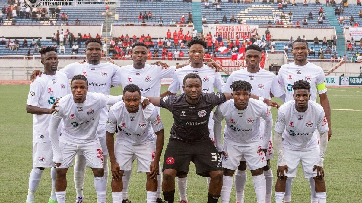 Joueurs des Rangers International d’Enugu alignés avant une rencontre