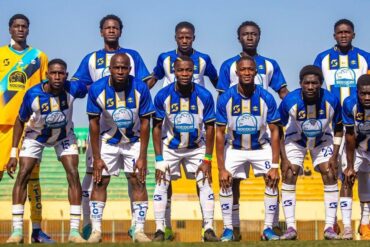 Joueurs de Colombe Sportive alignés en équipe avant un match