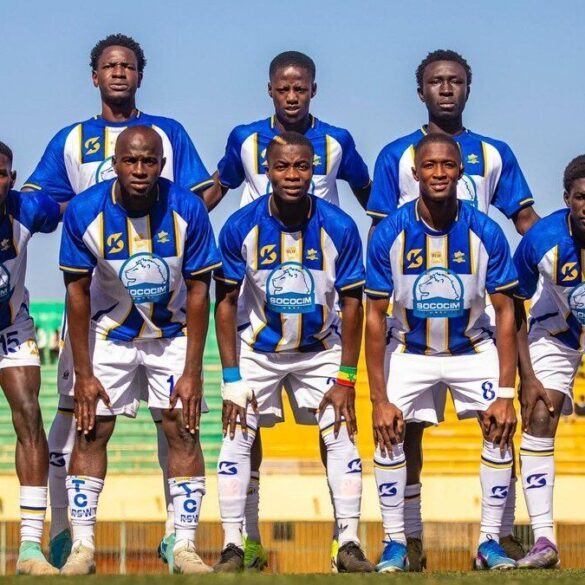 Joueurs de Colombe Sportive alignés en équipe avant un match