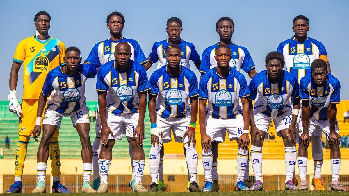 Joueurs de Colombe Sportive alignés en équipe avant un match