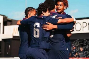 Jeunes joueurs du LOSC se félicitant après une action collective
