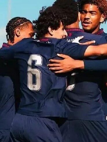 Jeunes joueurs du LOSC se félicitant après une action collective