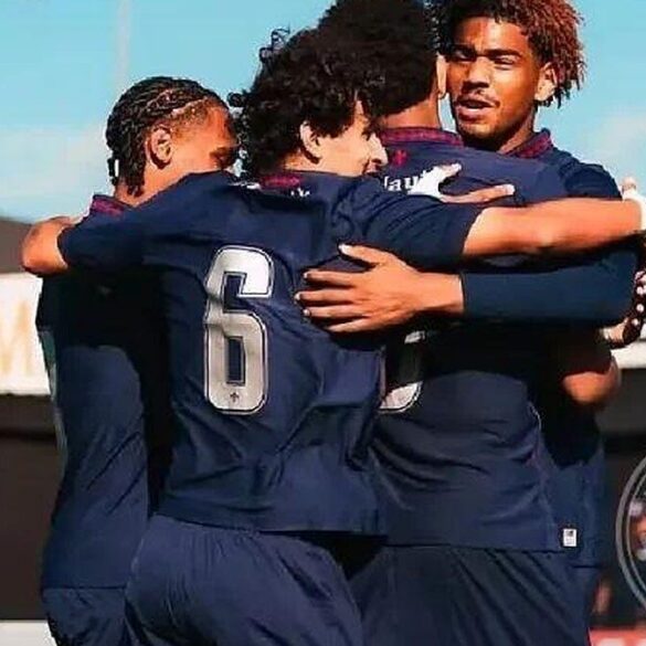 Jeunes joueurs du LOSC se félicitant après une action collective