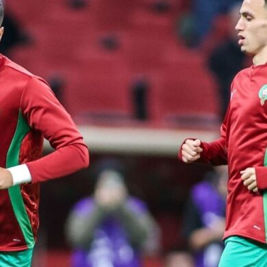 Adam Masina en tenue de football avec la sélection nationale marocaine