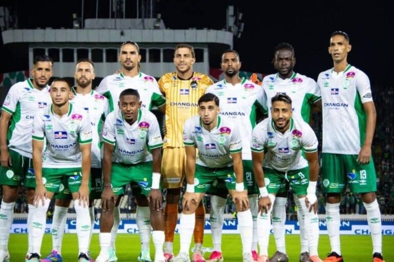 Les joueurs du Raja Casablanca posent avant une rencontre de Botola