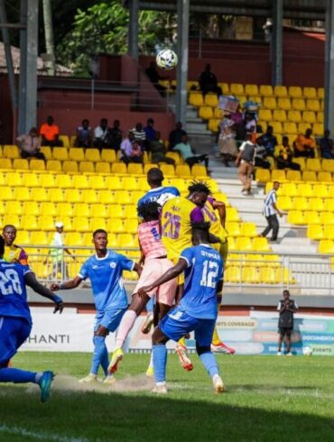 Joueurs de Medeama en action contre Port City