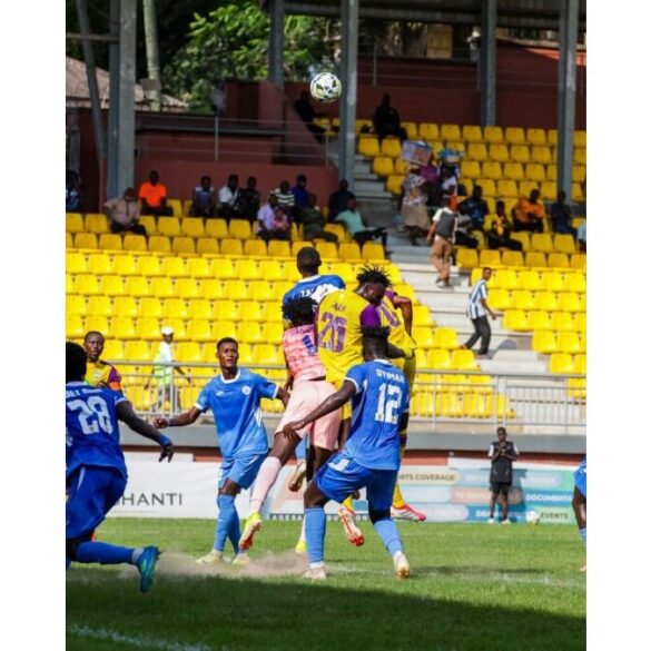 Joueurs de Medeama en action contre Port City