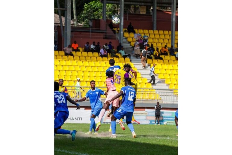 Joueurs de Medeama en action contre Port City