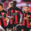 Christian Kofane avec des coéquipiers du Bayer Leverkusen lors d’une rencontre