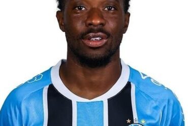 Francis Amuzu photographié en maillot du Grêmio