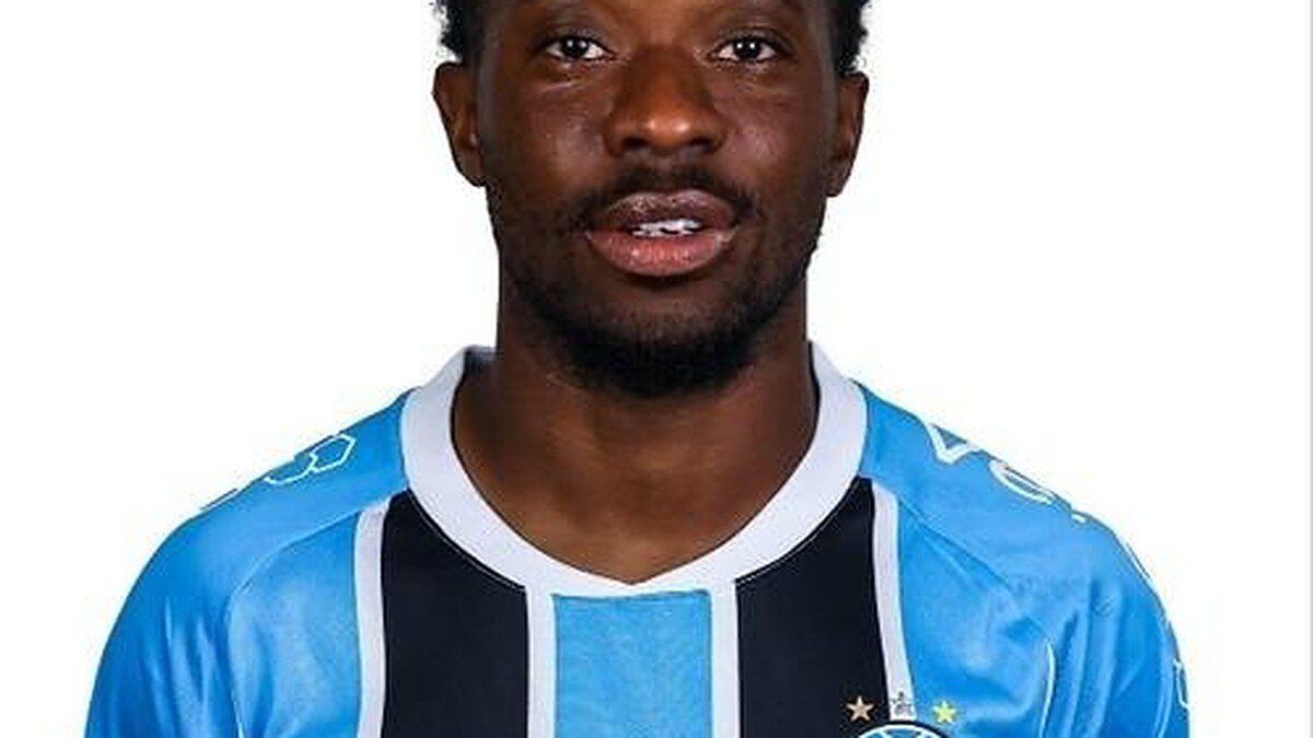 Francis Amuzu photographié en maillot du Grêmio