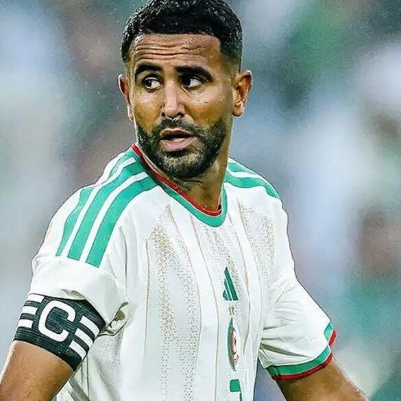Riyad Mahrez portant le maillot de la sélection algérienne