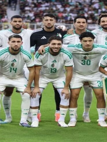 Les joueurs de l’Algérie posent avant leur match face au Niger à Tizi-Ouzou
