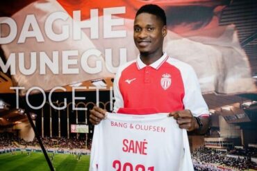 Sadibou Sané présente son maillot de l’AS Monaco lors de son arrivée dans le club