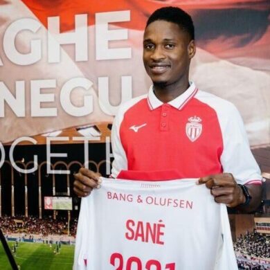 Sadibou Sané présente son maillot de l’AS Monaco lors de son arrivée dans le club