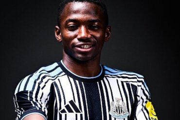 Bazoumana Touré en maillot noir et blanc de Newcastle