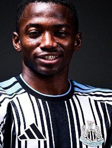 Bazoumana Touré en maillot noir et blanc de Newcastle