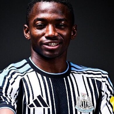 Bazoumana Touré en maillot noir et blanc de Newcastle