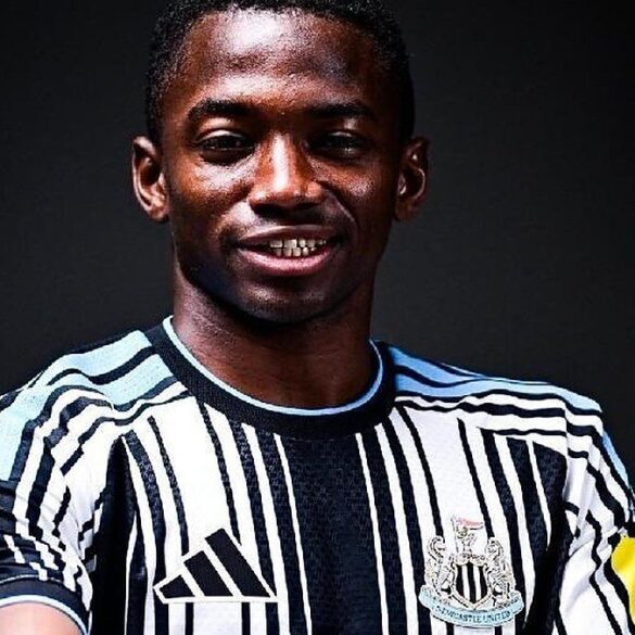 Bazoumana Touré en maillot noir et blanc de Newcastle