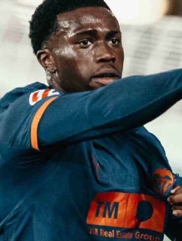 David Otorbi, jeune ailier du Valence CF, célèbre une action sous le maillot du club